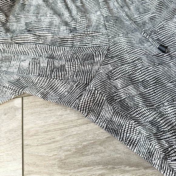 VINCE CAMUTO Sleeveless Scale
Stretchy Imprint Jumpsuit - Picture 8 of 14